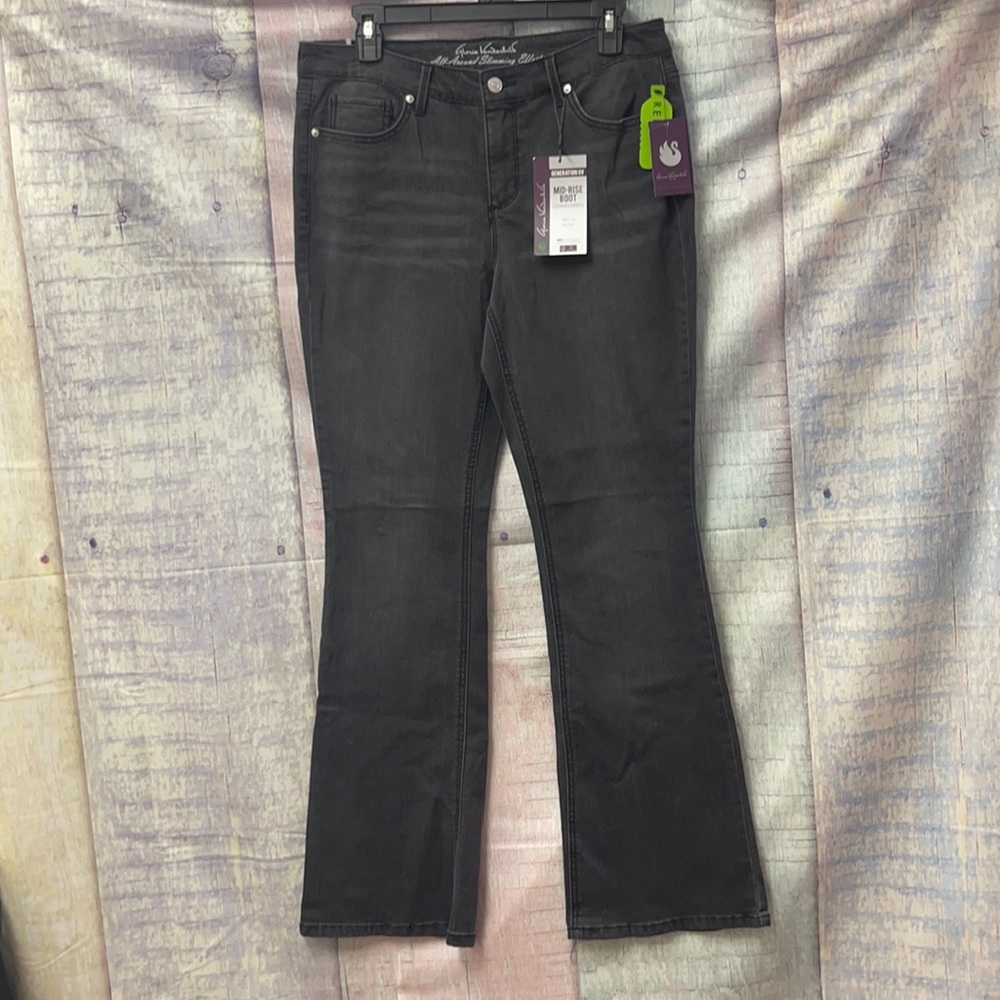 - Brand new Woman’s Gloria Vanderbilt jeans. Size 8